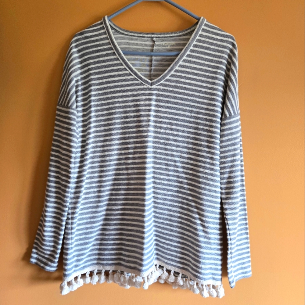 Ruff Hewn Embossed Striped V-Neck Sweater with Tassels PTP=20"